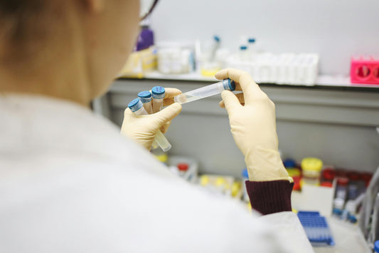 Sådan virker en COVID test – Kombineret test for COVID-19 og influenza - Nordic Tests ApS